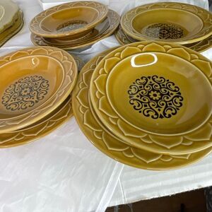 Vintage set if 4 Golden Seville stoneware dessert bowls and plates. Japan